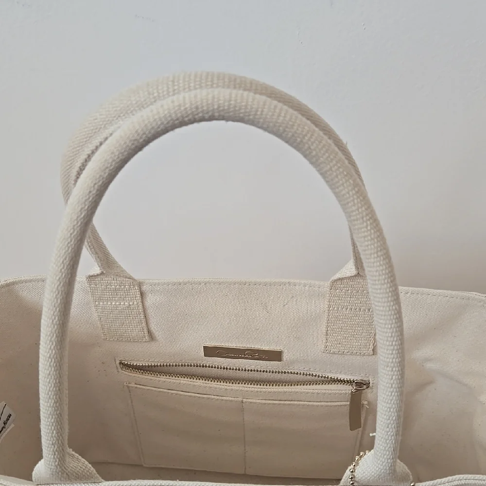 Elegant Cream Floral Tote Bag - Picture 2 of 12